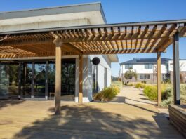 Proč hliníková pergola vítězí nad dřevěnou – a kdy to platí dvojnásob