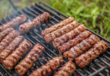 Test grilovacích tyčinek odhalil nižší podíl masa a vysoký obsah soli