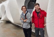 Při nošení pánských teplákových souprav dbejte na to, abyste měli správnou obuv! Podívejte se, jaký druh bude fungovat