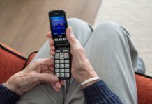 Předplacené telefonní karty mají stále smysl. Jsou však vhodným řešením i pro seniory?