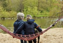 Homosexualita seniorů je společenským tabu. Jak na coming out ve stáří?